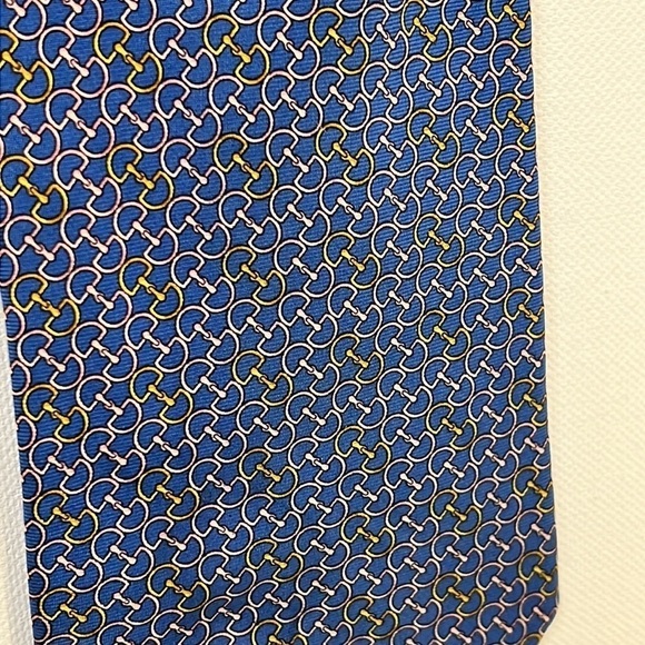 Burberry silk tie blue with pink and gold D ring design - Picture 3 of 9